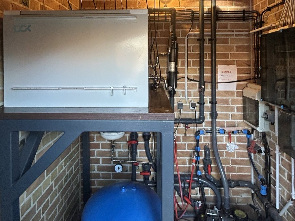 Eine kleine aber effektive Anlage in einem Poolhaus, um mit bis zu 15 kW Heizleistung einen Pool zu heizen